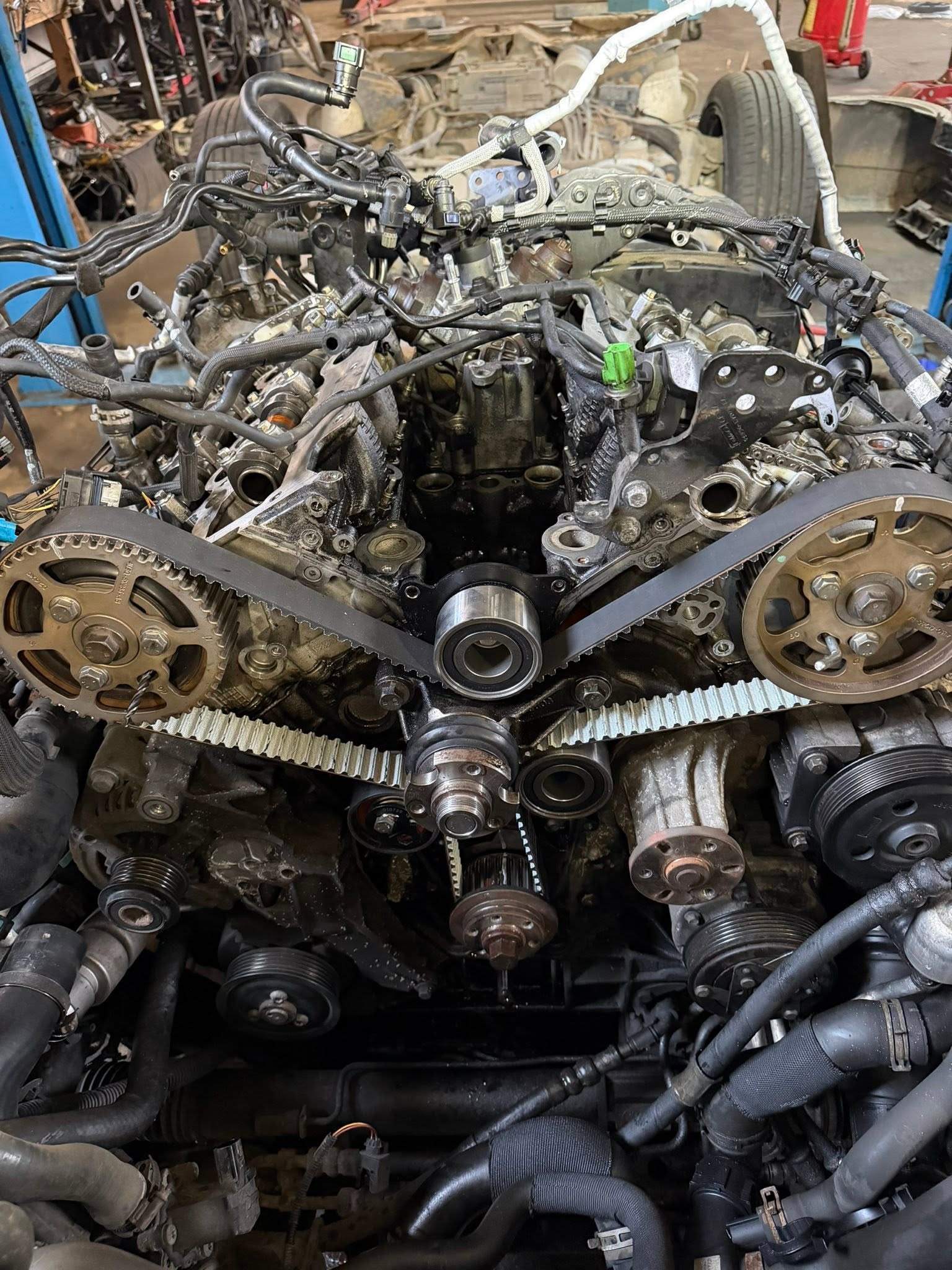 Detail rozobratého motora a rozvodov v autoservise IVÁNYI